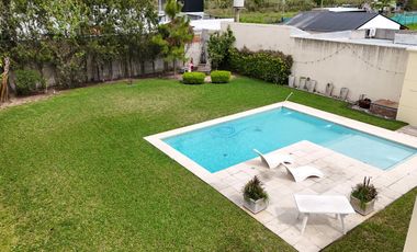 Casa en Venta de 3 dorm. Parque con pileta, galería y parrilla. Barrio Parque Las Picadas