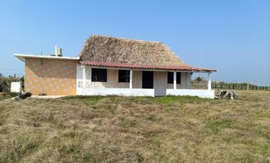 Casa en venta en Veracruz de descanso camino Alvarado lado playa.