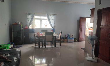 Rumah tinggal lengkap dengan kantor pinggir jalan