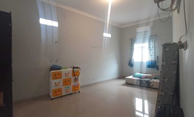 Rumah tinggal lengkap dengan kantor pinggir jalan