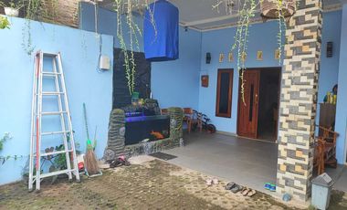 Rumah tinggal lengkap dengan kantor pinggir jalan