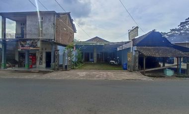 Rumah tinggal lengkap dengan kantor pinggir jalan