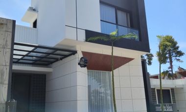 Dijual villa full perabotan lengkap dengan kolam renang pribadi