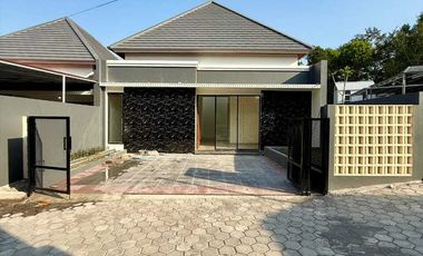 dijual rumah di sleman dekat kampus uii di jalan kaliurang km 11
