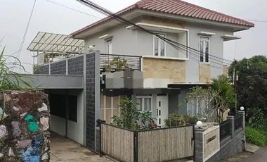 DILELANG MURAH Rumah 2 lantai siap huni di Jl Bukanagara Kayuambon