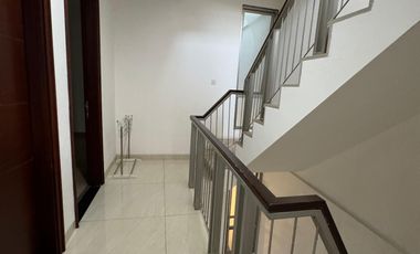 Disewakan cepat rumah 3 lantai Golf Island PIK