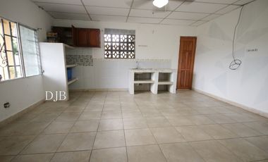 VENTA DE CASA CON APARTAMENTOS EN TOCUMEN, 24 DE DICIEMBRE