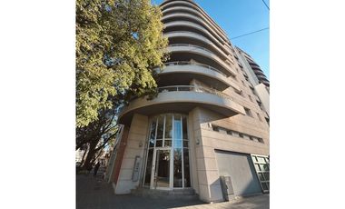 Venta piso exclusivo 3 dormitorios y cochera zona Parque.