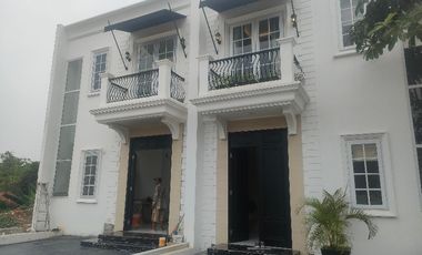 RUMAH DIJUAL PINGGIR JALAN CLUSTER KOLAM RENANG DEKAT PONDOK INDAH