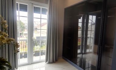 RUMAH DIJUAL PINGGIR JALAN CLUSTER KOLAM RENANG DEKAT PONDOK INDAH