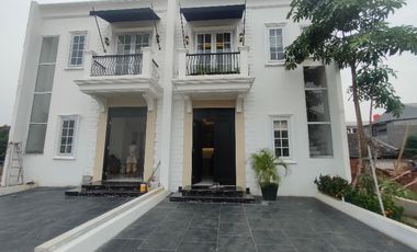 RUMAH DIJUAL PINGGIR JALAN CLUSTER KOLAM RENANG DEKAT PONDOK INDAH