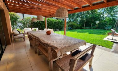 Casa en venta de 4 dormitorios y dependencia. Barrio Santa Guadalupe