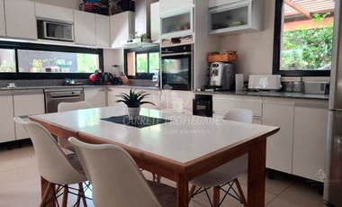 Casa en venta de 4 dormitorios y dependencia. Barrio Santa Guadalupe