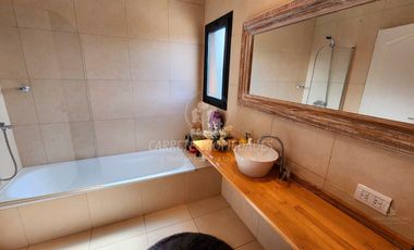 Casa en venta de 4 dormitorios y dependencia. Barrio Santa Guadalupe