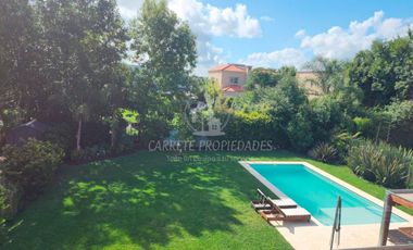 Casa en venta de 4 dormitorios y dependencia. Barrio Santa Guadalupe