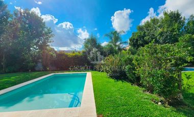 Casa en venta de 4 dormitorios y dependencia. Barrio Santa Guadalupe