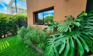 Casa en venta de 4 dormitorios y dependencia. Barrio Santa Guadalupe