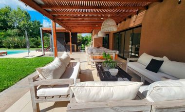 Casa en venta de 4 dormitorios y dependencia. Barrio Santa Guadalupe