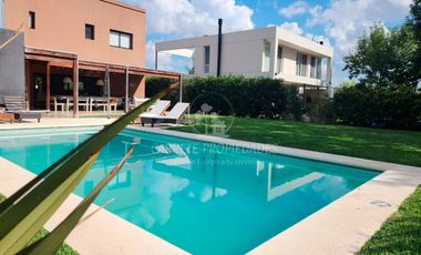 Casa en venta de 4 dormitorios y dependencia. Barrio Santa Guadalupe