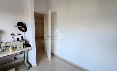 Casa en venta de 4 dormitorios y dependencia. Barrio Santa Guadalupe