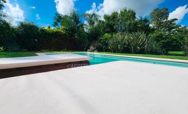 Casa en venta de 4 dormitorios y dependencia. Barrio Santa Guadalupe