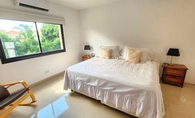 Casa en venta de 4 dormitorios y dependencia. Barrio Santa Guadalupe