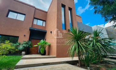 Casa en venta de 4 dormitorios y dependencia. Barrio Santa Guadalupe