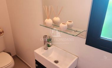 Casa en venta de 4 dormitorios y dependencia. Barrio Santa Guadalupe