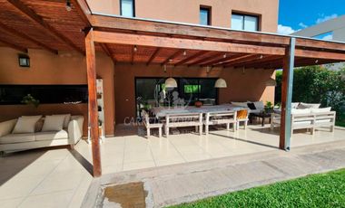 Casa en venta de 4 dormitorios y dependencia. Barrio Santa Guadalupe