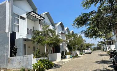 Dijual Villa Mewah 2 lantai kota batu free private pool SHM on hand