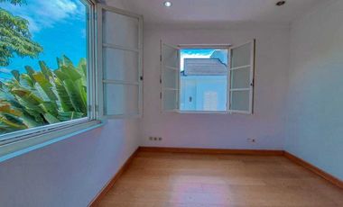 RUMAH MEWAH DAN LUAS DENGAN PRIVATE POOL DI KEMANG BARAT