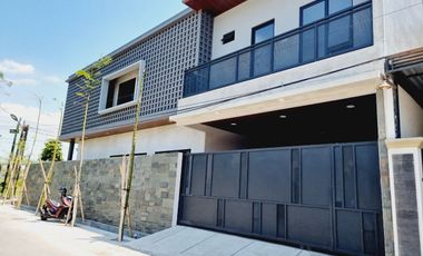 Rumah Mewah Pool Baru 2 lt di Sumber Dekat Manahan Solo Kota