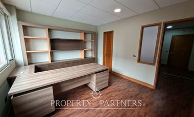 Amplia oficina amoblada