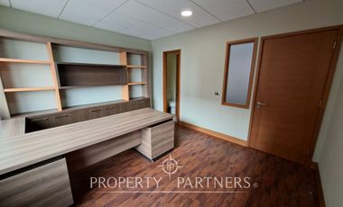 Amplia oficina amoblada