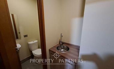 Amplia oficina amoblada