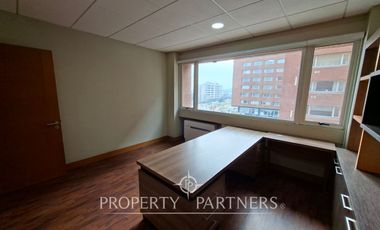 Amplia oficina amoblada