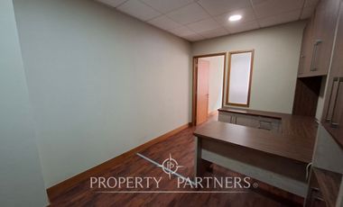 Amplia oficina amoblada