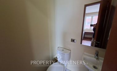 Amplia oficina amoblada