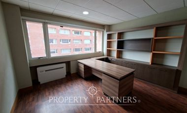 Amplia oficina amoblada