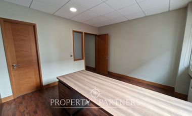 Amplia oficina amoblada