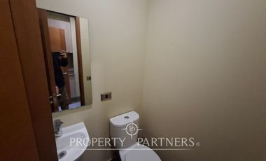 Amplia oficina amoblada