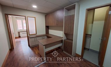 Amplia oficina amoblada