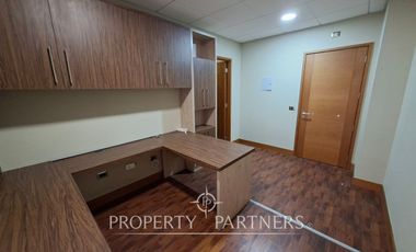 Amplia oficina amoblada