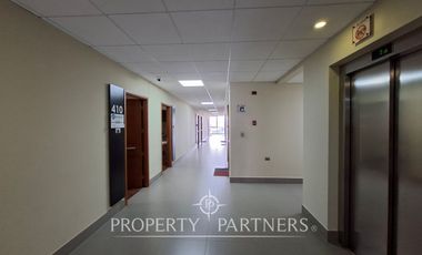 Amplia oficina amoblada