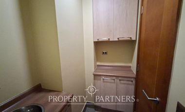 Amplia oficina amoblada