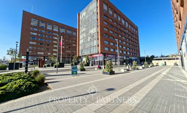 Amplia oficina amoblada