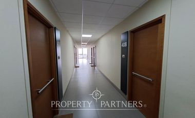 Amplia oficina amoblada