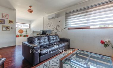 Amplia casa familiar, en tranquilo barrio residencial, Providencia.