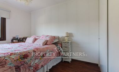 Amplia casa familiar, en tranquilo barrio residencial, Providencia.