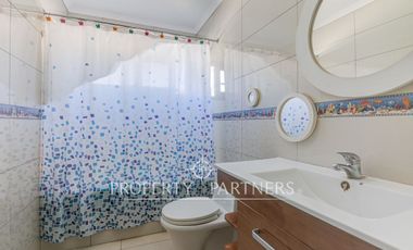 Amplia casa familiar, en tranquilo barrio residencial, Providencia.